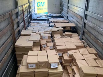 На «Ягодині» затримали вантажівку з англомовними книгами на 40 мільйонів. ФОТО