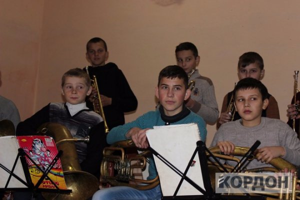 На Волині шкільному духовому оркестру купили інструменти