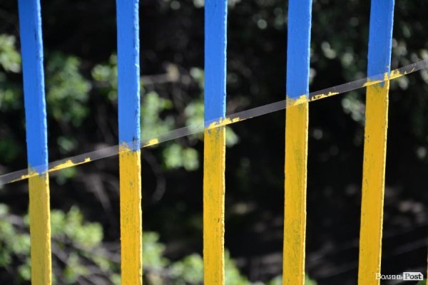 У Луцьку таки дофарбують «патріотичний» міст. ФОТО