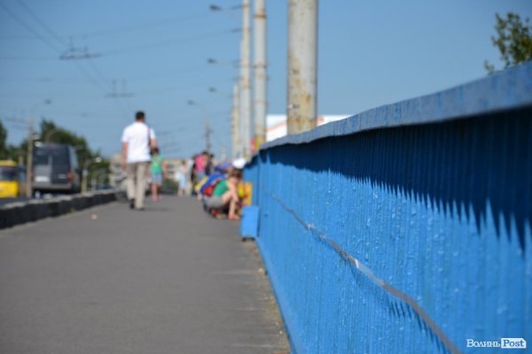 У Луцьку таки дофарбують «патріотичний» міст. ФОТО