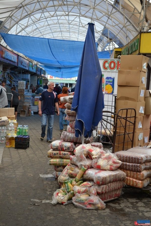 Луцький ринок «опам'ятовується» від зливи. ФОТО