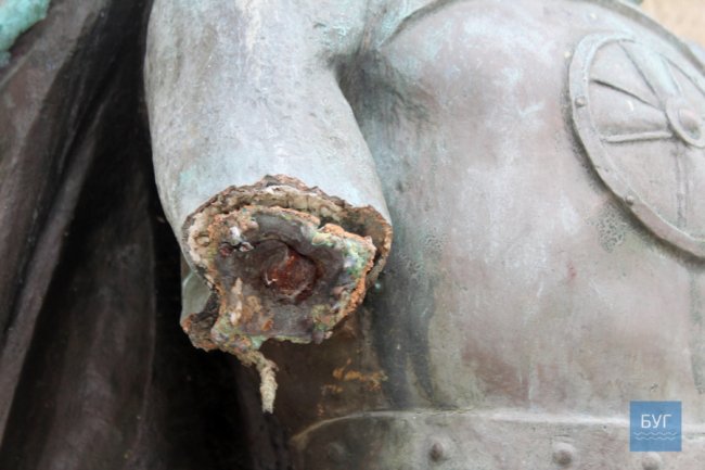 У Володимирі вандали повідбивали руки статуї на кладовищі. ФОТО