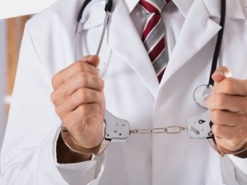 Лікар луцького пологового будинку займався сутенерством і продавав наркотики