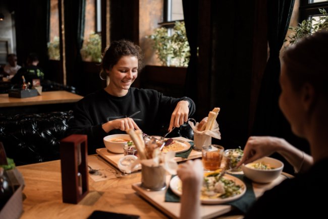 MOJO пропонує гостям не платити за ланчі, якщо їх не принесли за 15 хвилин*