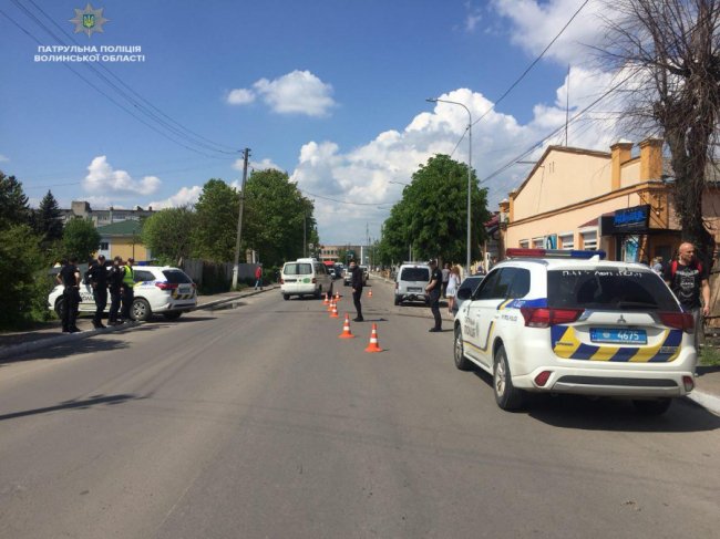 Протаранив паркан і з'їхав у кювет: волинські копи врятували водія, у якого за кермом стався приступ епілепсії. ВІДЕО