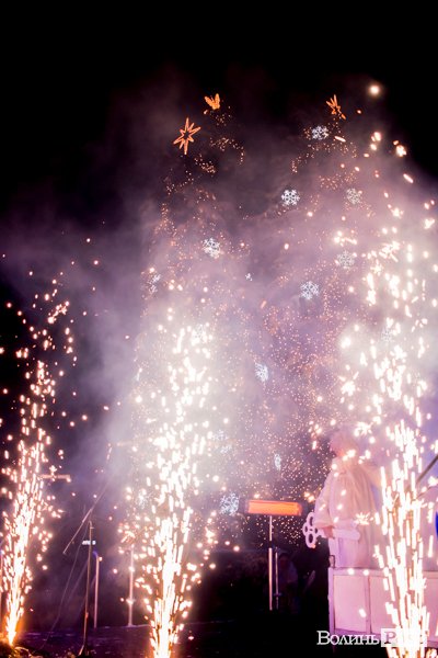 У Луцьку урочисто засвітили головну ялинку міста. ФОТО