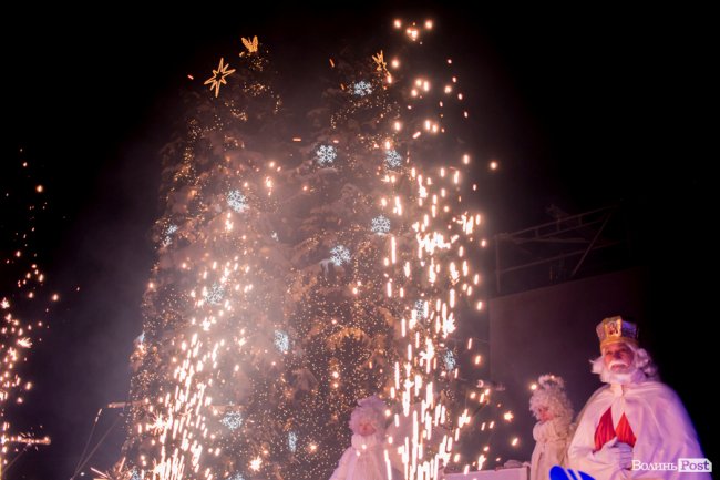У Луцьку урочисто засвітили головну ялинку міста. ФОТО