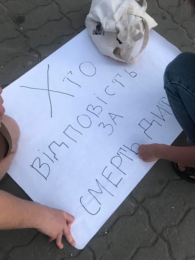 Хто відповість за смерть дитини: у Луцьку пікетували управління поліції. ФОТО