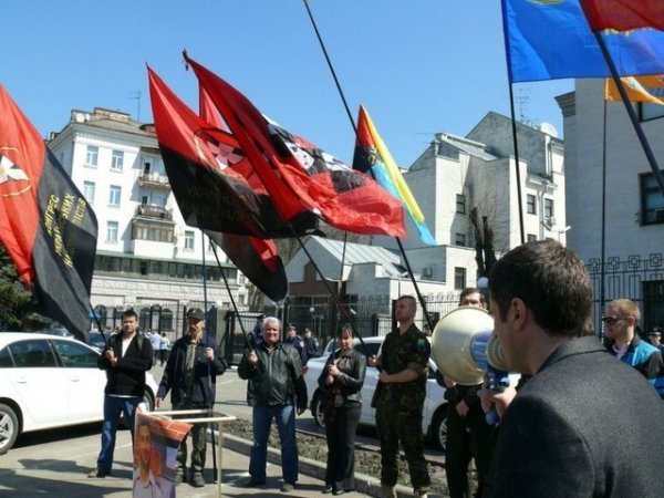 У Києві закидали помідорами портрет Урганта. ФОТО. ВІДЕО