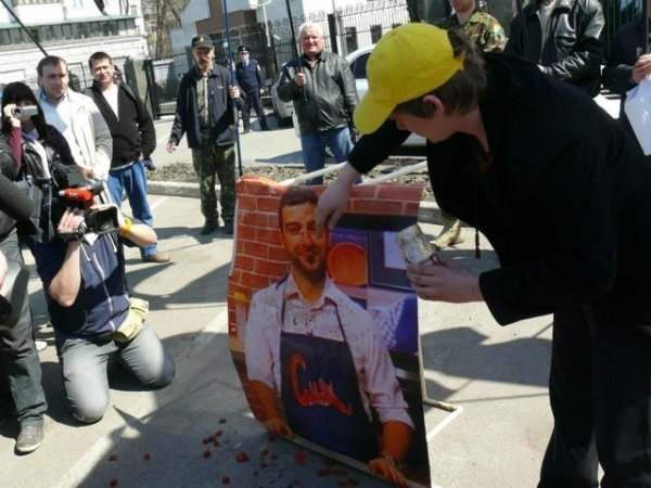 У Києві закидали помідорами портрет Урганта. ФОТО. ВІДЕО