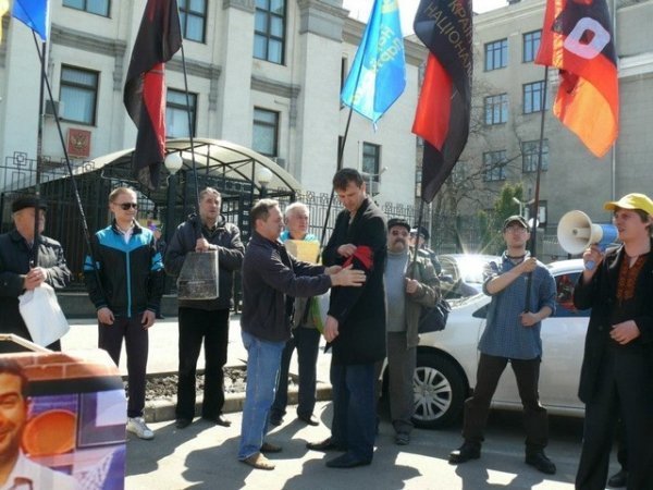 У Києві закидали помідорами портрет Урганта. ФОТО. ВІДЕО