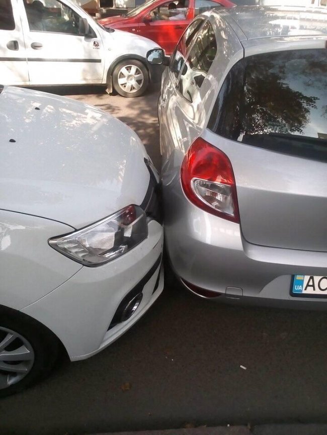 У центрі Луцька припаркована автівка викотилася на дорогу. ФОТО