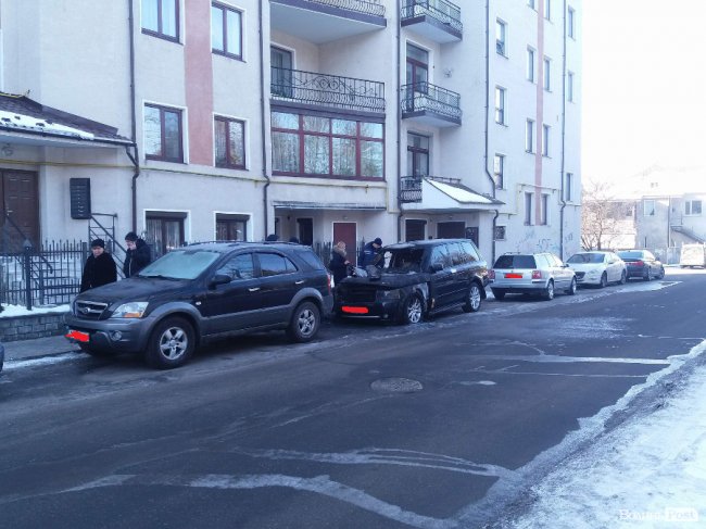 У Луцьку вночі згорів Range Rover. ФОТО