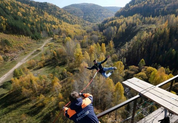 Стрибки з мосту на тарзанці з 44-метрової висоти під Красноярськом. (© Ілля Наймушин / Reuters)