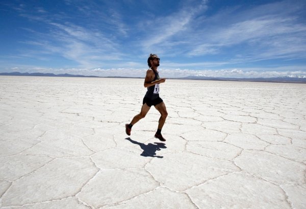 Учасник міжнародного марафону К42 на солончаки Уюні в Болівії. (© Reuters)