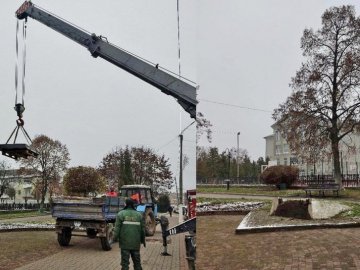 Декомунізація: у місті на Волині демонтували пам'ятний знак. ФОТО