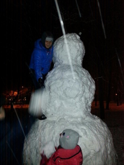 «Сніговий рекорд?» У Луцьку зліпили сніговика висотою понад 3 метри