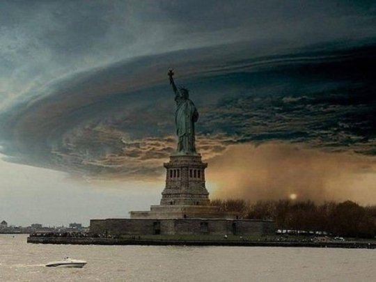 Статуя Свободи в ураган Сенді теж була намальована руками умільців