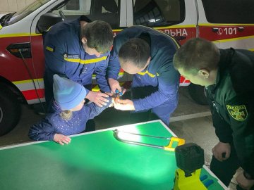У Луцьку на пальці в дитини застрягла деталь іграшки, допомагали рятувальники. ФОТО
