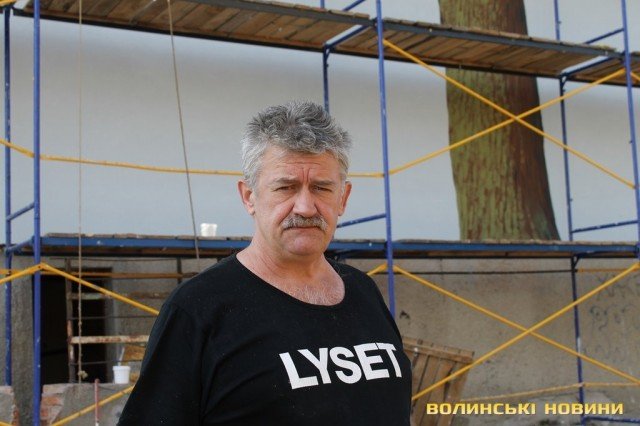 На луцькій багатоповерхівці малюють величезний мурал. ФОТО