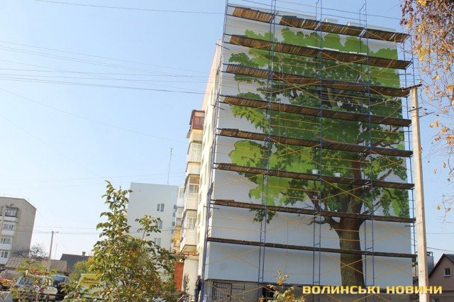 На луцькій багатоповерхівці малюють величезний мурал. ФОТО