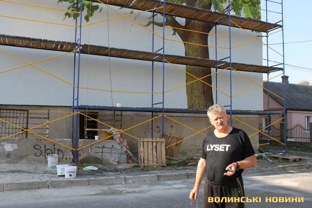 На луцькій багатоповерхівці малюють величезний мурал. ФОТО