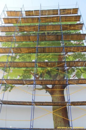 На луцькій багатоповерхівці малюють величезний мурал. ФОТО