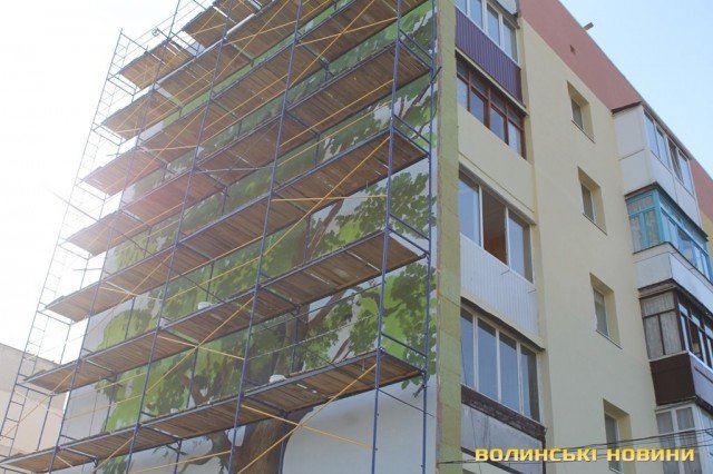 На луцькій багатоповерхівці малюють величезний мурал. ФОТО