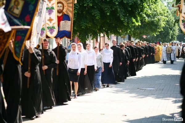 Миколая Чудотворця у Луцьку вшанували хресною ходою. ФОТО 