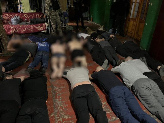 На Волині в'язні «кидали на гроші» людей. ФОТО