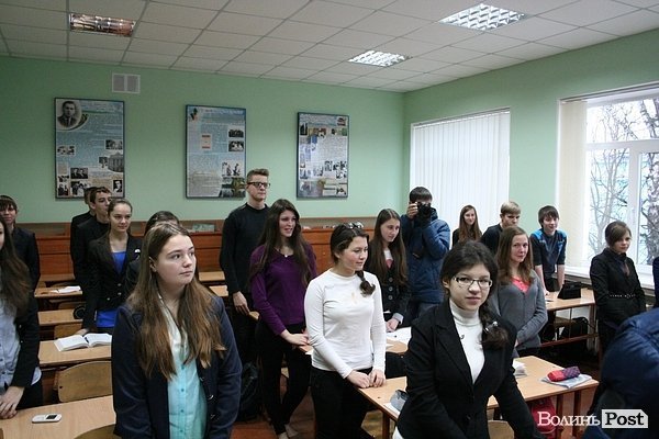 Луцьким школярам вручили прапор Європи. ФОТО