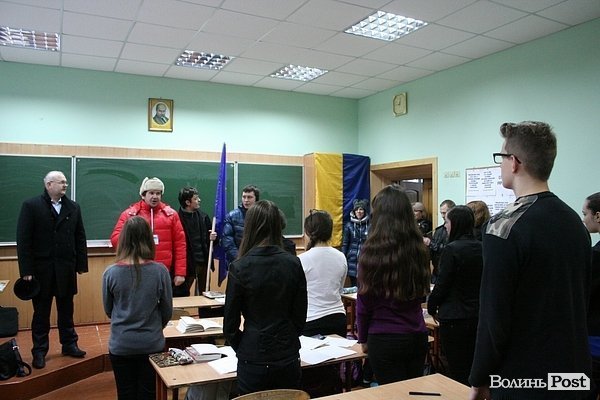 Луцьким школярам вручили прапор Європи. ФОТО