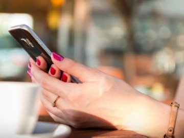 Попросила подзвонити: волинянка в парку вкрала в чоловіка телефон