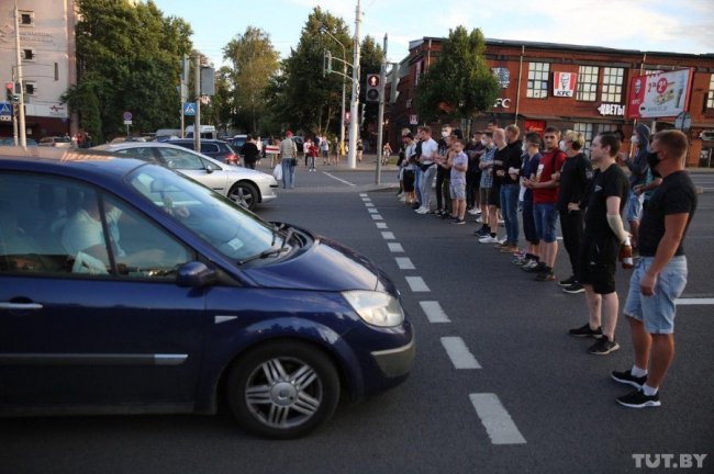 Протести в Білорусі: силовики перекривають дороги, затримують людей і поранили журналістку. ФОТО