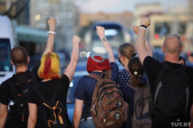 Протести в Білорусі: силовики перекривають дороги, затримують людей і поранили журналістку. ФОТО