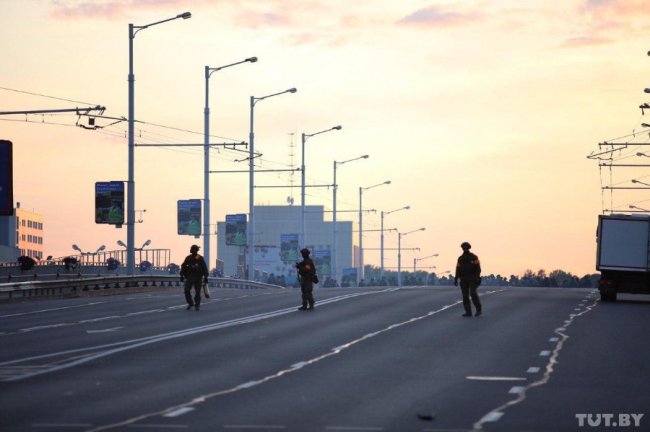Протести в Білорусі: силовики перекривають дороги, затримують людей і поранили журналістку. ФОТО