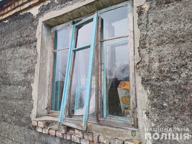 Жінка перебуває за кордоном: на Волині чоловік пошкодив вікно і пограбував будинок односельчанки