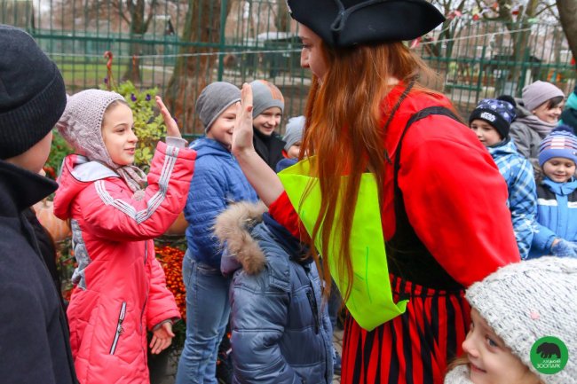 Як малеча в луцькому зоопарку ведмедика «лікувала». ФОТО