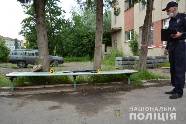 У Дрогобичі чоловік стріляв з автомата посеред вулиці. ФОТО
