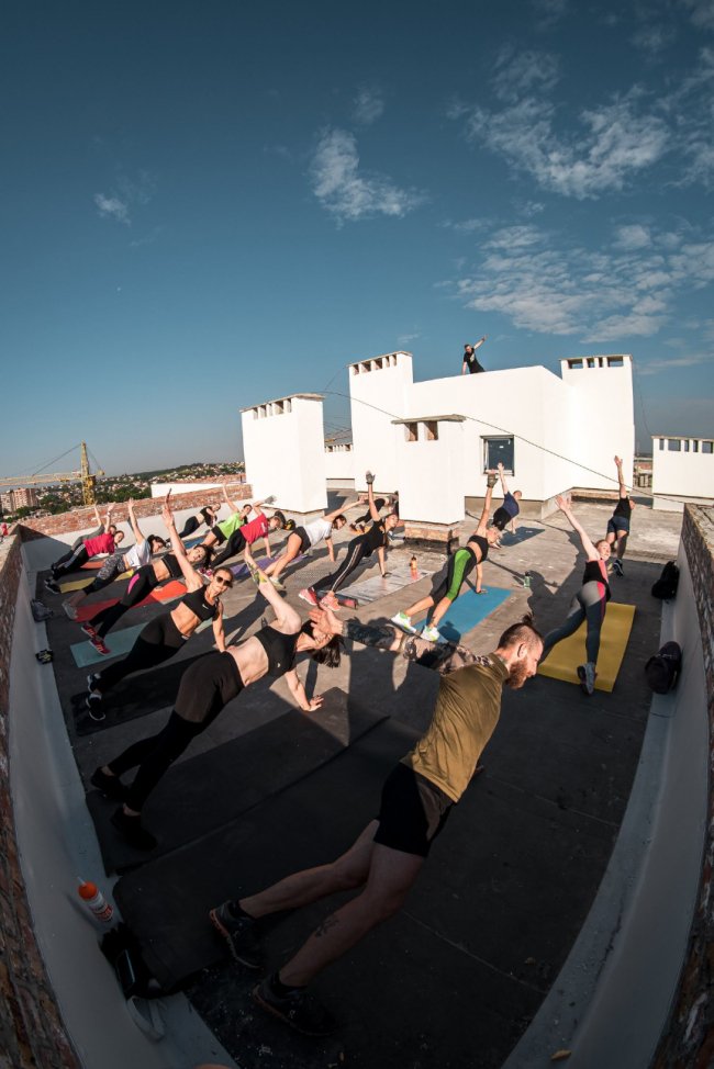 «Дух захоплювало від безмежності простору»: на даху «Супернови» влаштували ранкове тренування. ВІДЕО. ФОТО