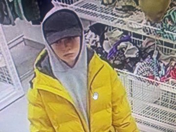 Крадіжки у магазині: у Луцьку розшукують ймовірного злодія