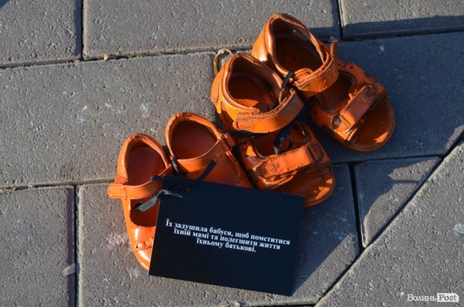Їх більше немає: у центрі Луцька розмістили арт-інсталяцію із взуття, яке символізує жертв насильства
