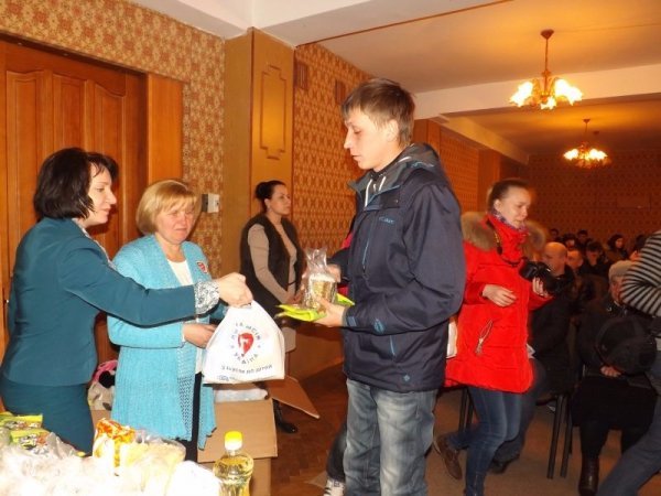 У Луцьку сім'ям учасників АТО вручили подарунки до Великодня. ФОТО