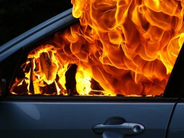 На Волині під час руху загорілася автівка. ВІДЕО