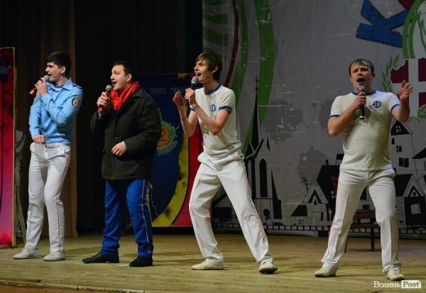 КВН у Луцьку: львівські хлопці перемогли запорізьких «гопників». ФОТО