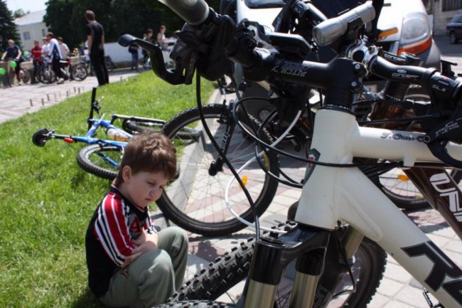 У Луцьку з двору вкрали два велосипеди. ФОТО