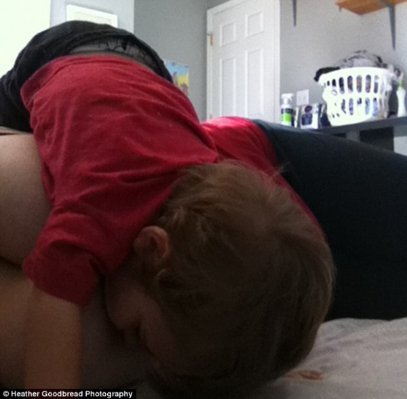 Нова інтернет-мода на фото: матері, що годують дітей. ФОТО