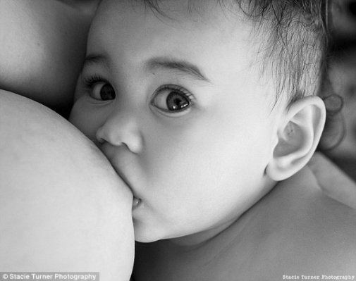 Нова інтернет-мода на фото: матері, що годують дітей. ФОТО