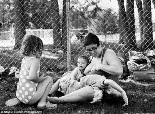 Нова інтернет-мода на фото: матері, що годують дітей. ФОТО