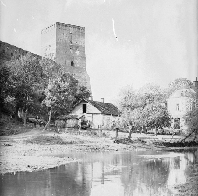 Вежа без «корони» і старі хати: невідомі знімки замку Любарта. РЕТРОФОТО